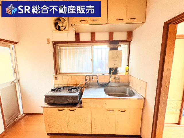 六万寺町1丁目中古戸建のキッチン|壁付けキッチンです。2口ガスコンロ・湯沸かし器が設置済みです☆