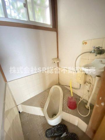 六万寺町1丁目中古戸建のトイレ|和式トイレは汲取り式です。