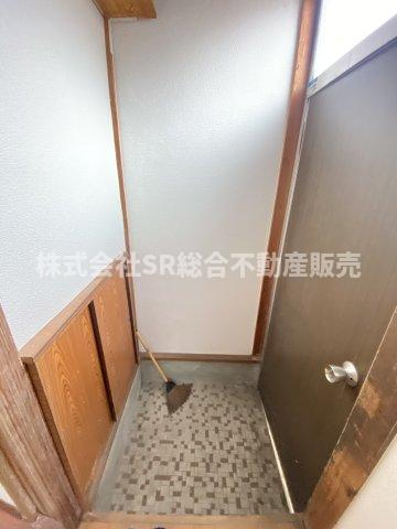 六万寺町1丁目中古戸建の玄関|玄関にはシューズボックスもございます！
