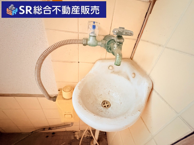 六万寺町1丁目中古戸建の設備|トイレには手洗いも設置済みです。