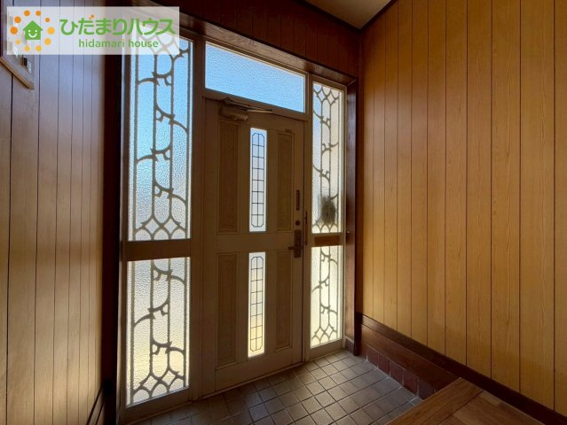 ひたちなか市海門町2丁目　中古戸建　の玄関|窓が付いているドアなので明るいスペースになっています♪
