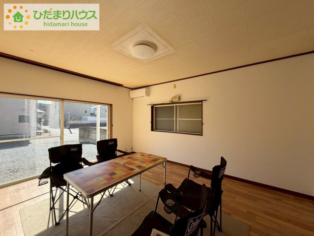 ひたちなか市海門町2丁目　中古戸建　の居間・リビング|"南側にお庭があり、明るく開放感のあるリビング。
昼間は、電気いらずでエコ+節約にもなります。"