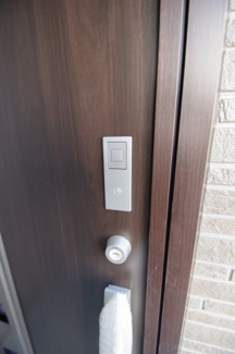 【防犯設備】 | 【仲介手数料無料！！】稲城市平尾1丁目　新築戸建て（全4棟）3号棟　4780万円 | 玄関扉はカードキー対応