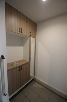 【収納】 | 【仲介手数料無料！！】稲城市平尾1丁目　新築戸建て（全4棟）3号棟　4780万円 | 下駄箱は鏡付き