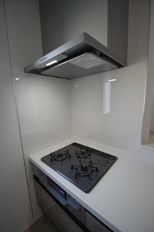 【キッチン】 | 【仲介手数料無料！！】稲城市平尾1丁目　新築戸建て（全4棟）3号棟　4780万円 | フラット型レンジフード