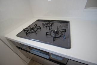 【キッチン】 | 【仲介手数料無料！！】稲城市平尾1丁目　新築戸建て（全4棟）3号棟　4780万円 | 3口コンロ