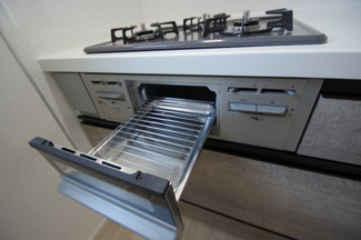 【キッチン】 | 【仲介手数料無料！！】稲城市平尾1丁目　新築戸建て（全4棟）3号棟　4780万円 | 魚焼きグリル