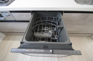 【キッチン】 | 【仲介手数料無料！！】稲城市平尾1丁目　新築戸建て（全4棟）3号棟　4780万円 | ビルトイン食洗機