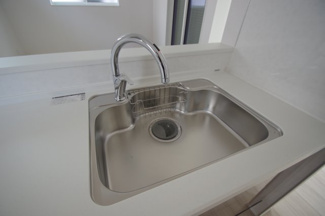 【キッチン】 | 【仲介手数料無料！！】稲城市平尾1丁目　新築戸建て（全4棟）3号棟　4780万円 | 浄水器付き水栓