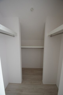 【収納】 | 【仲介手数料無料！！】稲城市平尾1丁目　新築戸建て（全4棟）3号棟　4780万円 | 洋室7帖のWIC（ウォークインクローゼット）