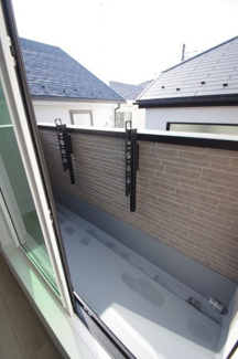 【バルコニー】 | 【仲介手数料無料！！】稲城市平尾1丁目　新築戸建て（全4棟）3号棟　4780万円 | 物干し付き