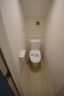 【トイレ】 | 【仲介手数料無料！！】稲城市平尾1丁目　新築戸建て（全4棟）3号棟　4780万円 | 2階トイレ