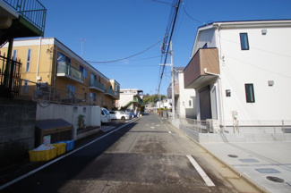 【前面道路含む現地写真】 | 【仲介手数料無料！！】稲城市平尾1丁目　新築戸建て（全4棟）3号棟　4780万円