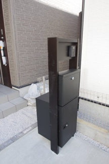 【設備】 | 【仲介手数料無料！！】稲城市平尾1丁目　新築戸建て（全4棟）3号棟　4780万円 | 宅配ボックス