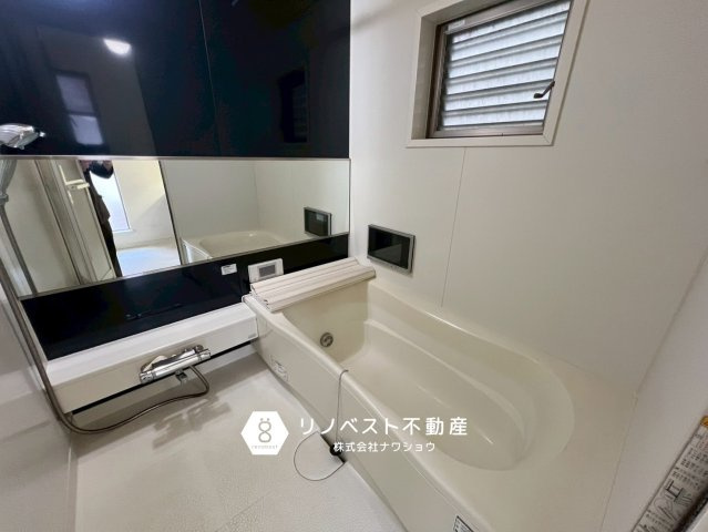 東大阪市角田2丁目の浴室|ワイドミラー付きで実際よりも広く見えるバスルーム。
テレビ付きで快適なバスタイムを♪