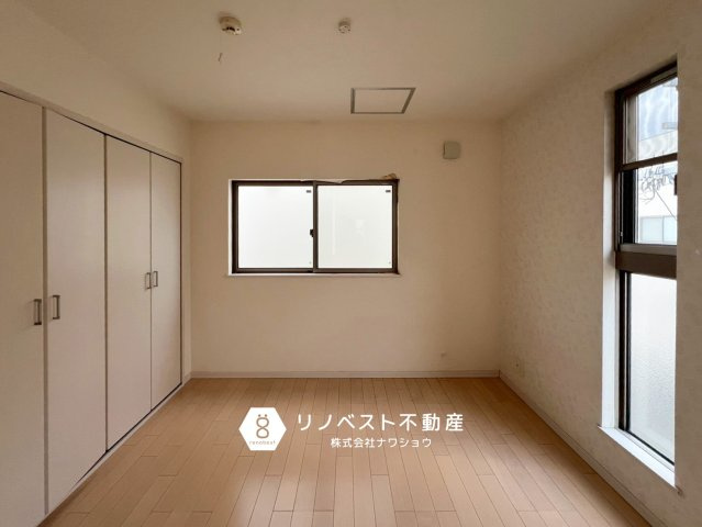 東大阪市角田2丁目の洋室|２面採光で明るい洋室です。大容量のクローゼットが付いてるからお部屋の収納家具を減らせます♪