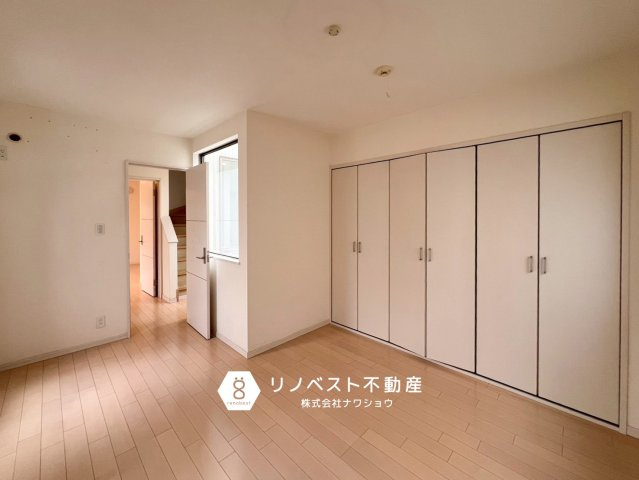 東大阪市角田2丁目の洋室|吹抜け部分がございます♪
クローゼットは湿気が籠りやすいから晴れの日は少し開けておくと良いです◎