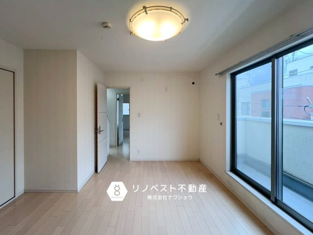 東大阪市角田2丁目の洋室|約8.2帖の広々洋室。バルコニーに面する大きな窓付で開放的◎