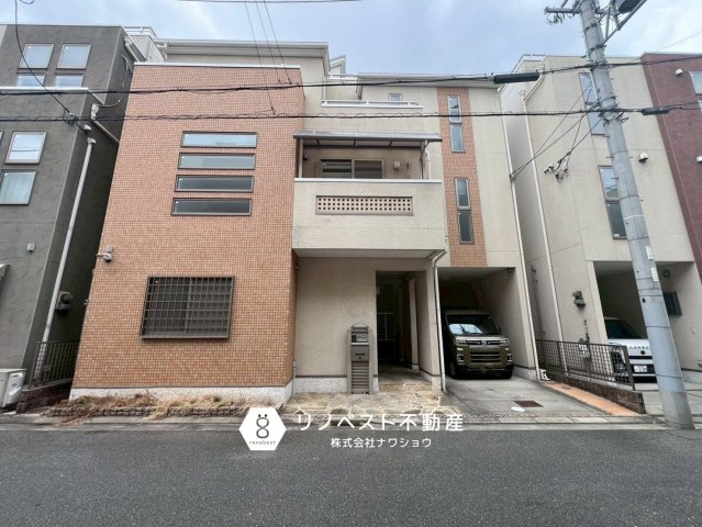 東大阪市角田2丁目の外観|2007年1月築の中古戸建！
ハイルーフ車1台駐車可能♪