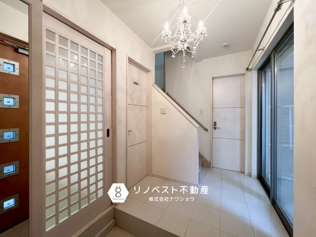 東大阪市角田2丁目の玄関|電球色（暖かい色）は落ち着き感、昼白色は清潔感を出してくれるので、お好みのお部屋の雰囲気に合わせてみてください♪