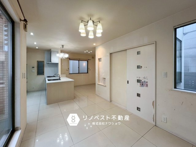 東大阪市角田2丁目の居間・リビング|床暖房付きで寒い冬も乗り越えられます◎
ダイニングとリビングスペースを区切れる間取りだからメリハリをつけれる♪