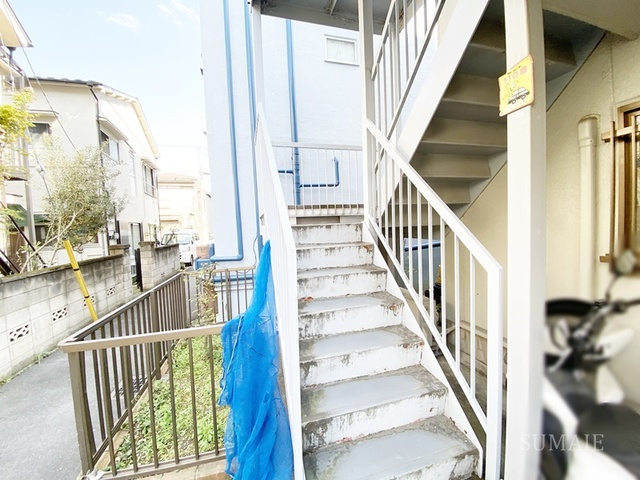 コーポパレスのエントランス|階段です☆