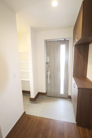 郡山市大槻町字前畑　　　１号棟　　　小山田小学校、大槻中学区　の玄関|※同社施工例