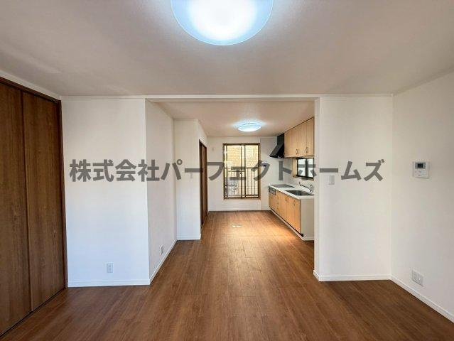 打上宮前町戸建　賃貸の居間・リビング|ゆったりとしたリビングです