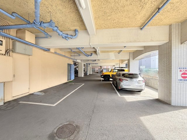 ホワイトハイツカドタの駐車場