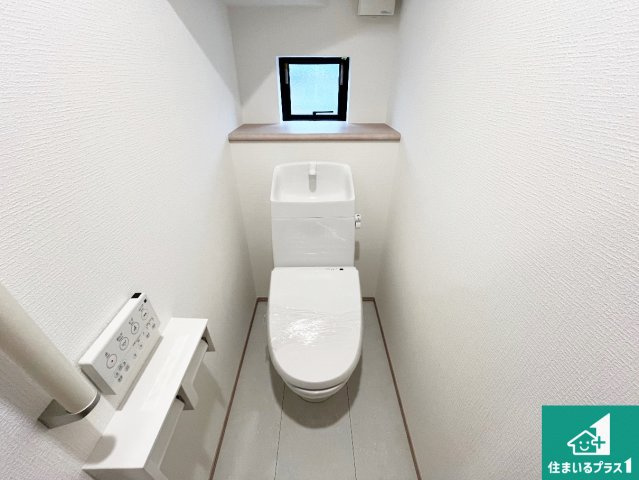 明石市大久保町高丘　新築一戸建てのトイレ|1・2階の2ヶ所にあるので、朝の忙しい時間の順番待ちもなく、深夜の利用にも大変便利です。