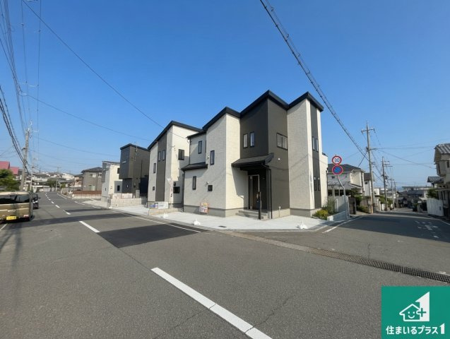 明石市大久保町高丘　新築一戸建ての前面道路含む現地写真|周辺は閑静な住宅街！前面道路広々で車の出し入れも便利です。駐車が苦手な方でも安心して車庫入れできます！