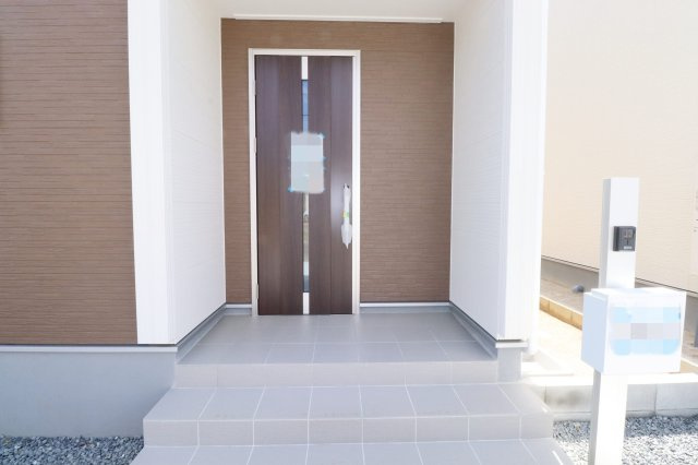 郡山市大槻町字前畑　　　2号棟　　　小山田小学校、大槻中学区　の玄関|※同社施工例