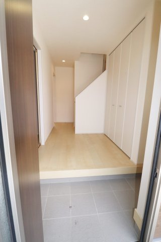 郡山市大槻町字前畑　　　2号棟　　　小山田小学校、大槻中学区　の玄関