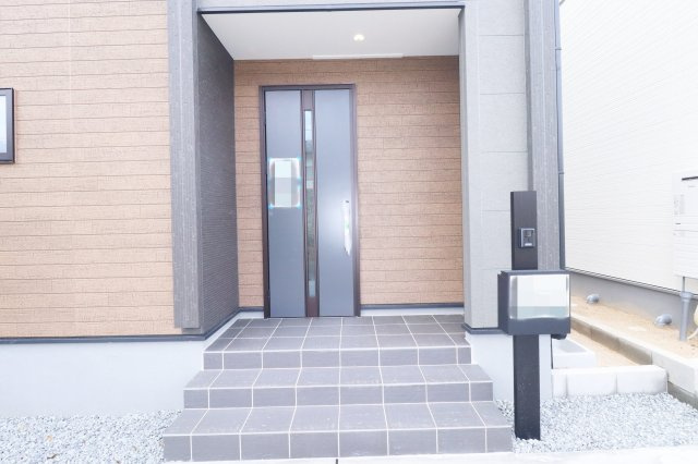 郡山市大槻町字前畑　　　３号棟　　　小山田小学校、大槻中学区　の玄関