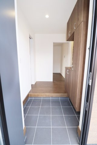 郡山市大槻町字前畑　　　３号棟　　　小山田小学校、大槻中学区　の玄関