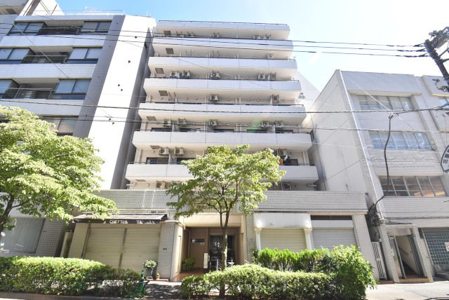 【外観】 | 藤和ハイタウン新宿 | 手入れの行き届いた外壁やエントランスなど、「見ればわかる」レベルで清潔感を保ったマンションです。築年数を感じさせない姿で皆様をお出迎えします。～即日のご見学可能～　お問合せはお気軽にどうぞ。