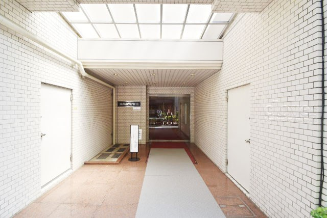 【エントランス】 | 藤和ハイタウン新宿 | お客様を、そして住人を出迎えてくれるマンションのエントランス。ゴミが落ちていないことからも、管理状態の良さや住民の節度の高さが見て取れます。～即日のご見学可能～　お問合せはお気軽にどうぞ。