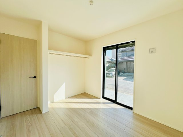 前橋六供町1丁目の洋室|リビングに隣接する洋室は、キッズスペースや家事スペースとしても♪