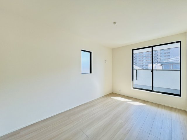 前橋六供町1丁目の洋室|6.7帖の洋室は、バルコニーへも行き来できます◎