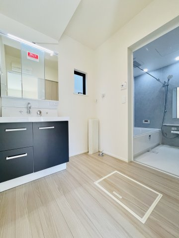 前橋六供町1丁目の独立洗面台|洗濯機や収納棚を設置してもゆとりのある洗面脱衣所◎