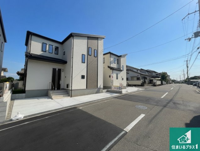 明石市大久保町高丘　新築一戸建ての前面道路含む現地写真|周辺は閑静な住宅街！前面道路広々で車の出し入れも便利です。駐車が苦手な方でも安心して車庫入れできます！