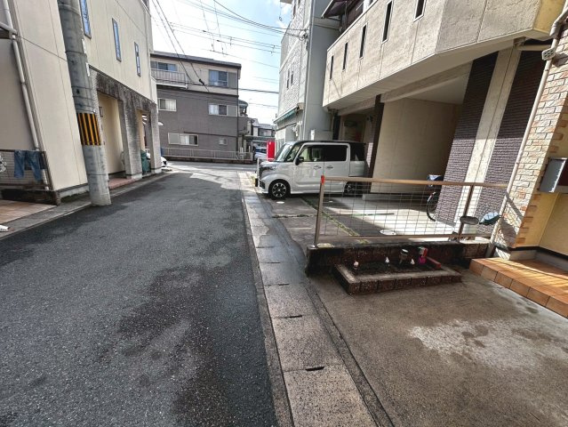 【駐車場】 | 西院西貝川町　中古戸建 | 前道6ｍあります♪
