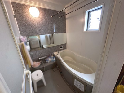 【浴室】 | 西院西貝川町　中古戸建 | 換気用の窓があります♪