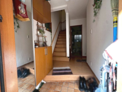 【玄関】 | 西院西貝川町　中古戸建 | 玄関部分にあるシューズクローゼットは天井高まであり、収納力にすぐれています♪
