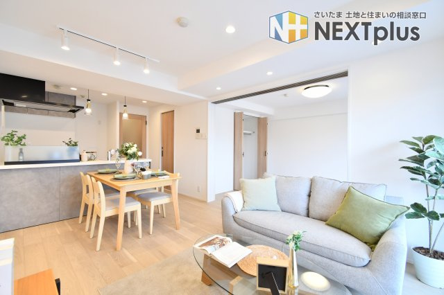 ベルヴィル大宮A棟の居間・リビング|隣接する洋室の扉を開放すれば、21帖の大空間に！扉を閉めてお子様のプレイスペースとしてもおすすめ。エアコン新規設置済み、ペットとも一緒に暮らせる、家族に優しいフルリノベ住戸です。