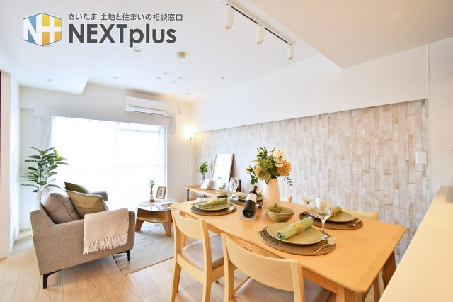 ベルヴィル大宮A棟の居間・リビング|LIXIL監修、シーンを彩る間接照明とアクセントクロスが洗練された日常を演出します。南向きの明るい空間は、大切なペットとの暮らしにもおすすめ。心地よい開放感をご体感ください。