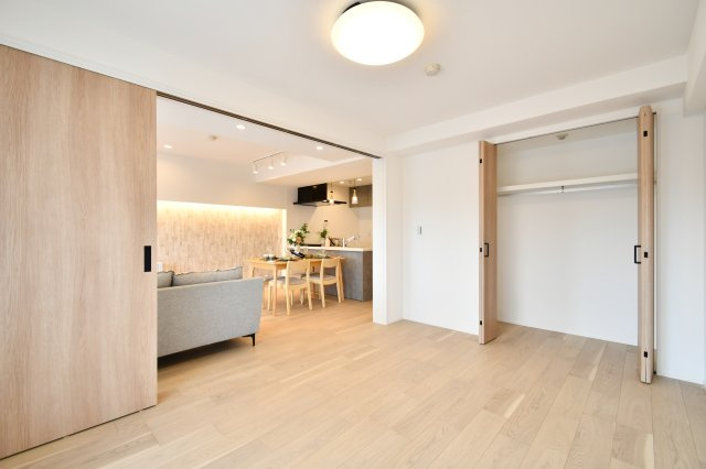 ベルヴィル大宮A棟の洋室|洋室①：リビングと隣接する約5.3帖の洋室は、扉を開放すれば広大な一体空間へ。ライフスタイルに合わせて柔軟に活用可能です。便利なクローゼット付き！