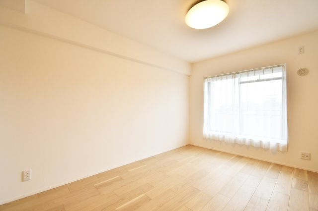 ベルヴィル大宮A棟の洋室|洋室①：柔らかな自然光が差し込む明るい一室。新規施工のフローリングが心地よく、寝室やテレワークスペースとしてもおすすめ。オンオフの切り替えが叶う住空間です。