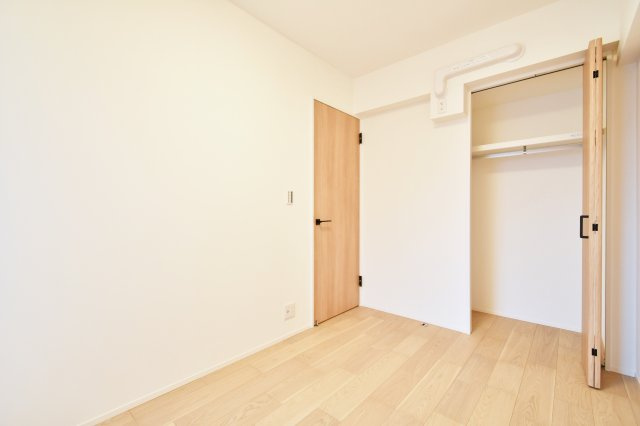 ベルヴィル大宮A棟の洋室|洋室②：コンパクトながら機能的な約4.3帖。新規交換済みのクローゼットを備え、衣類や小物をスマートに集約できます。木の温もり溢れるフローリングが、心安らぐ私室を演出します。