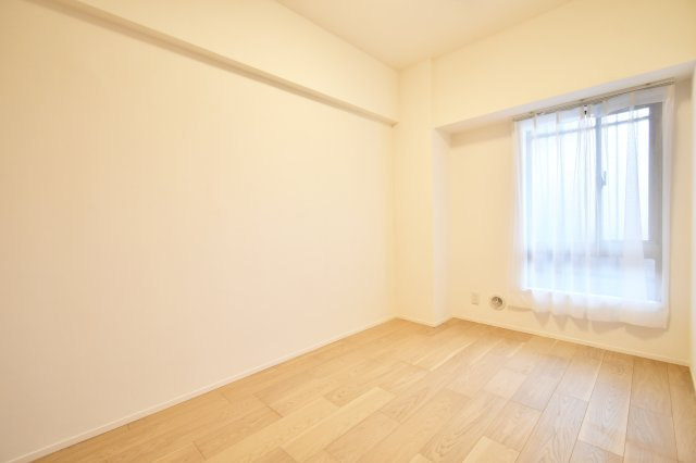 ベルヴィル大宮A棟の洋室|洋室②：窓から柔らかな光が入り込む明るい一室。全室クロス貼替済みの清潔感溢れる空間は 、書斎や趣味の部屋、子供部屋としてもおすすめ。自分だけの心地よい時間をデザインしてください。